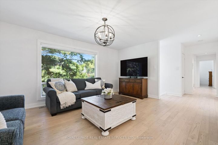Photo 6 at 1 Hillavon Drive, Rosethorn, Toronto