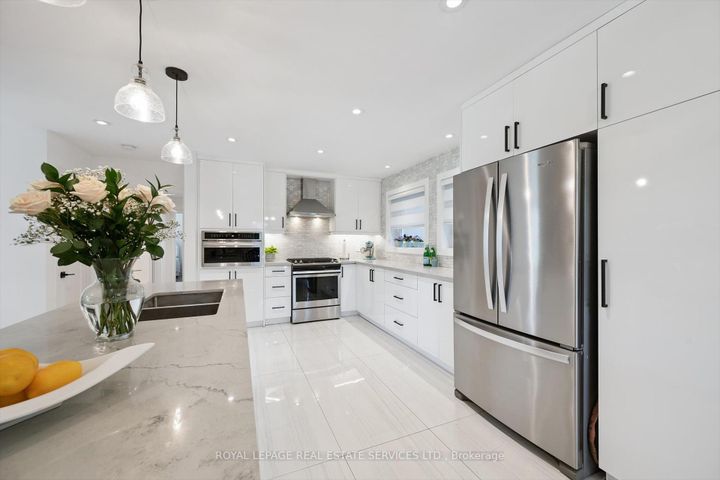 Photo 10 at 1 Hillavon Drive, Rosethorn, Toronto