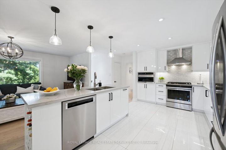 Photo 11 at 1 Hillavon Drive, Rosethorn, Toronto