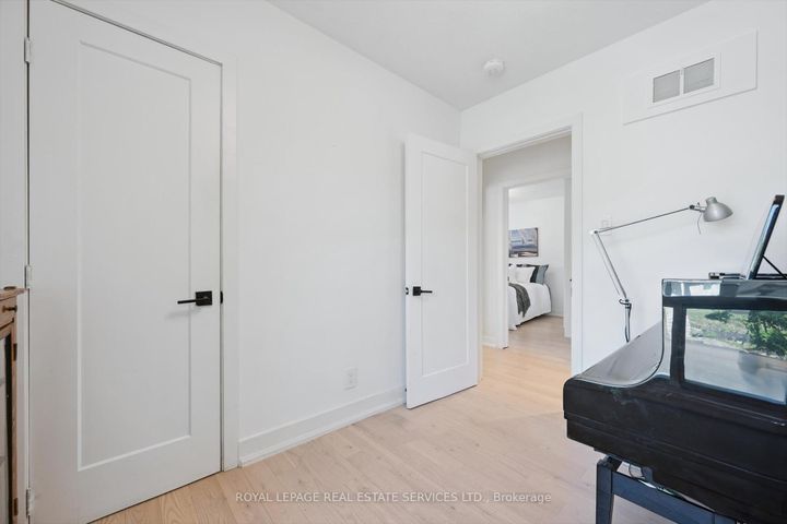 Photo 19 at 1 Hillavon Drive, Rosethorn, Toronto