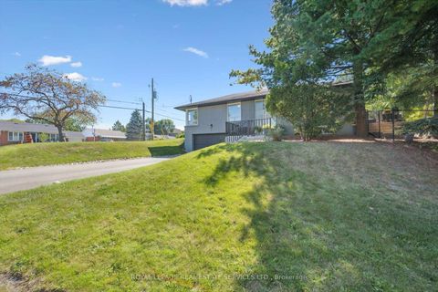 Photo 2 at 1 Hillavon Drive, Rosethorn, Toronto