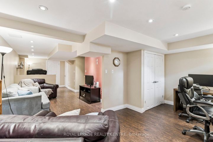 Photo 20 at 90 Georgian Drive, RO River Oaks, Oakville