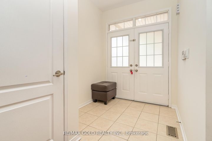 Photo 4 at 32 Rubysilver Drive, Vales of Castlemore, Brampton