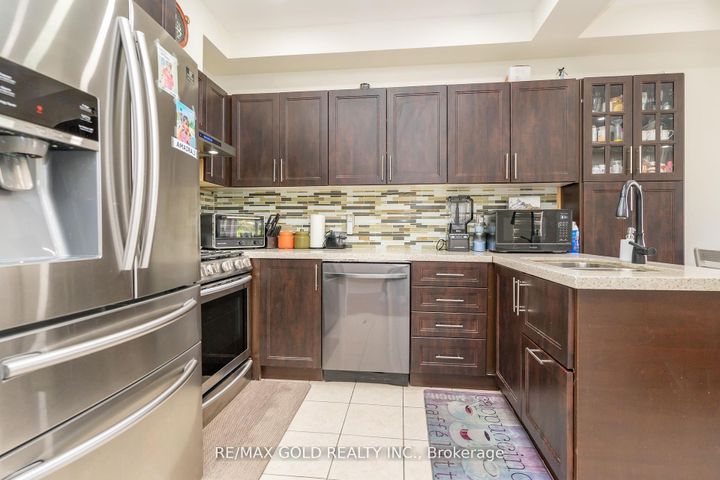 Photo 11 at 32 Rubysilver Drive, Vales of Castlemore, Brampton