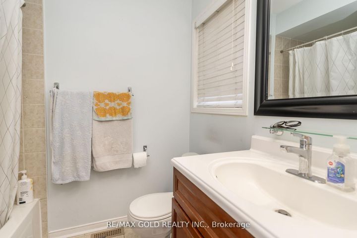 Photo 22 at 32 Rubysilver Drive, Vales of Castlemore, Brampton