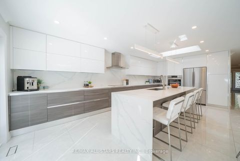 Photo 2 at 28 Cobblestone Drive, Don Valley Village, Toronto