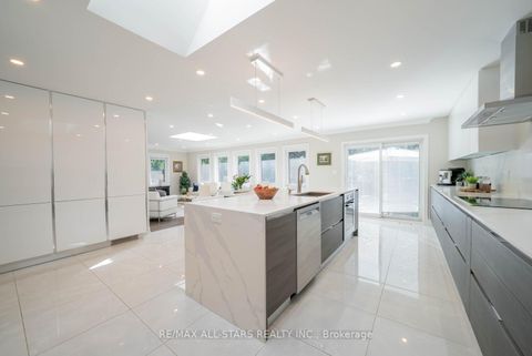 Photo 3 at 28 Cobblestone Drive, Don Valley Village, Toronto