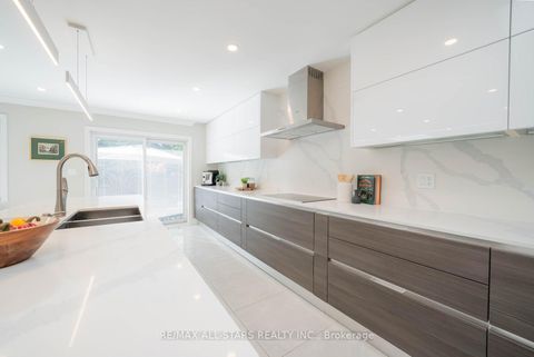 Photo 4 at 28 Cobblestone Drive, Don Valley Village, Toronto
