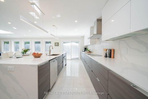 Photo 8 at 28 Cobblestone Drive, Don Valley Village, Toronto