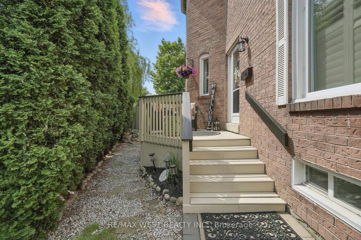 Photo 2 at 3060 Ilomar Court, Meadowvale, Mississauga