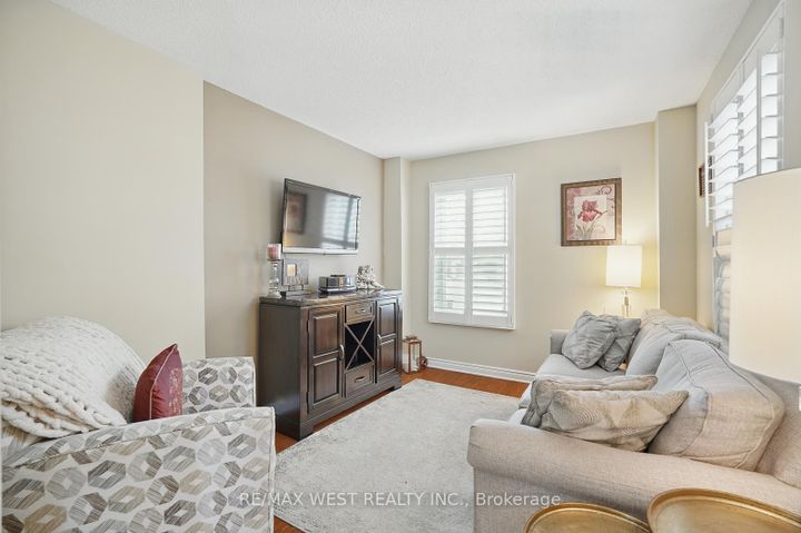 Photo 5 at 3060 Ilomar Court, Meadowvale, Mississauga