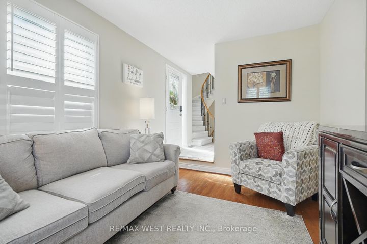Photo 6 at 3060 Ilomar Court, Meadowvale, Mississauga
