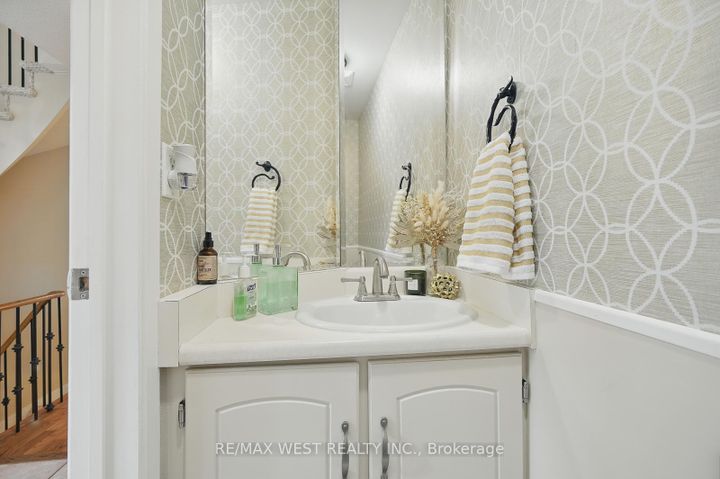 Photo 7 at 3060 Ilomar Court, Meadowvale, Mississauga