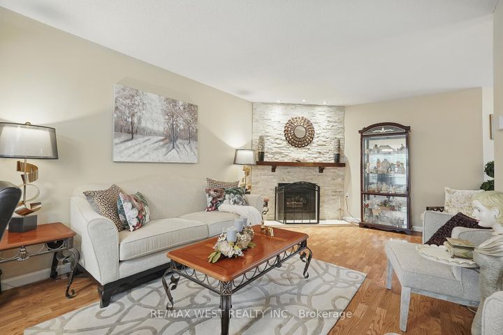 Photo 11 at 3060 Ilomar Court, Meadowvale, Mississauga