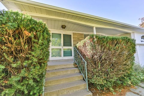 Photo 2 at 18 Torrington Drive, West Deane, Toronto