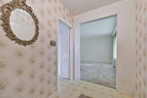 Photo 4 at 18 Torrington Drive, West Deane, Toronto