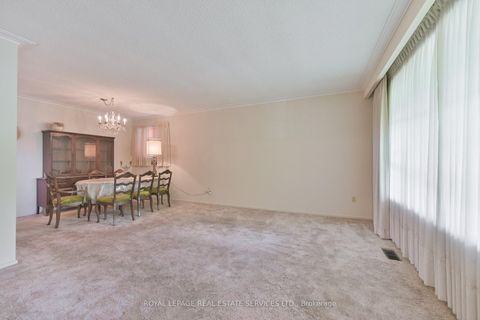 Photo 5 at 18 Torrington Drive, West Deane, Toronto