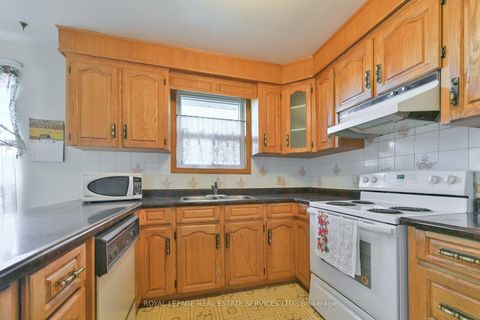 Photo 10 at 18 Torrington Drive, West Deane, Toronto