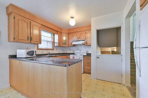 Photo 11 at 18 Torrington Drive, West Deane, Toronto