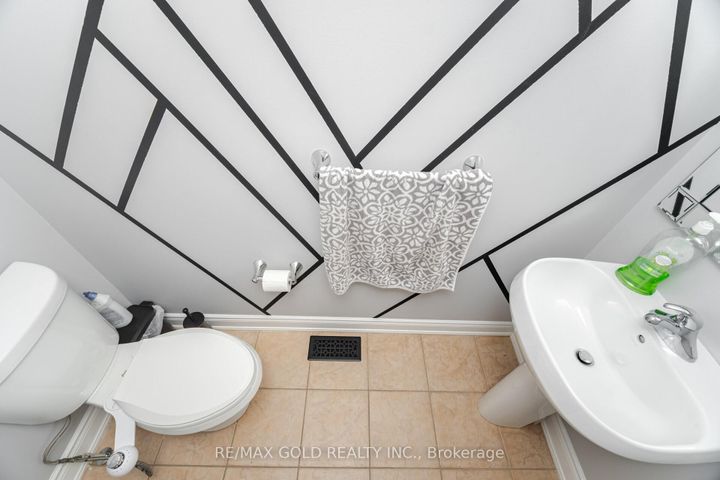 Photo 12 at 32 Eaglesprings Crescent, Bram East, Brampton