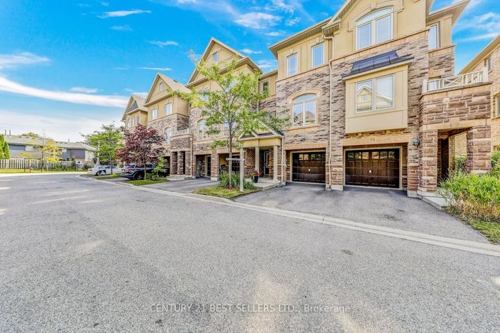 Photo 2 at 52 - 6625 Falconer Drive, Streetsville, Mississauga