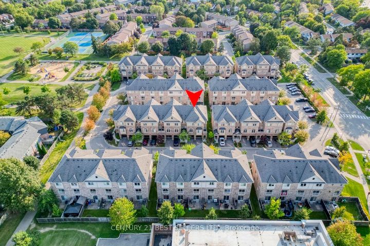 Photo 3 at 52 - 6625 Falconer Drive, Streetsville, Mississauga