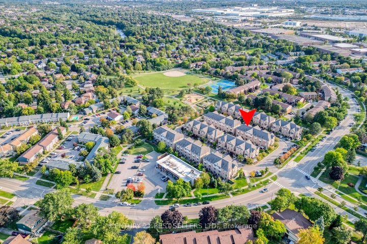 Photo 4 at 52 - 6625 Falconer Drive, Streetsville, Mississauga