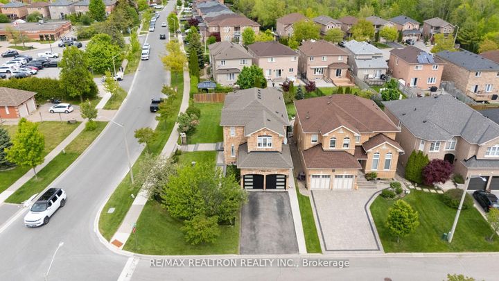 Photo 2 at 1 Emily Court, Oak Ridges Lake Wilcox, Richmond Hill