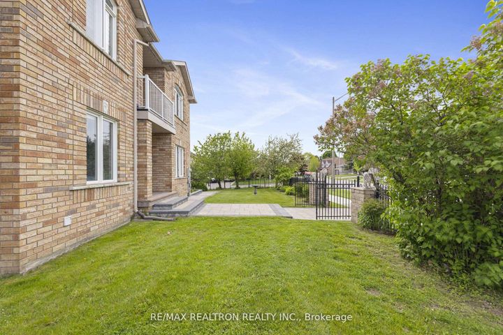 Photo 5 at 1 Emily Court, Oak Ridges Lake Wilcox, Richmond Hill