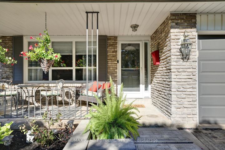 Photo 2 at 2617 Pinkwell Drive, Sheridan, Mississauga