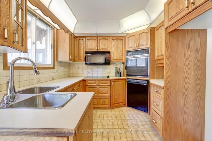 Photo 9 at 2617 Pinkwell Drive, Sheridan, Mississauga