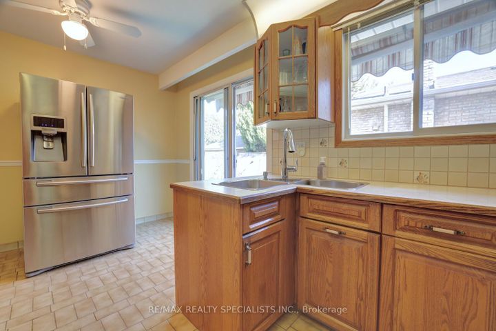 Photo 11 at 2617 Pinkwell Drive, Sheridan, Mississauga