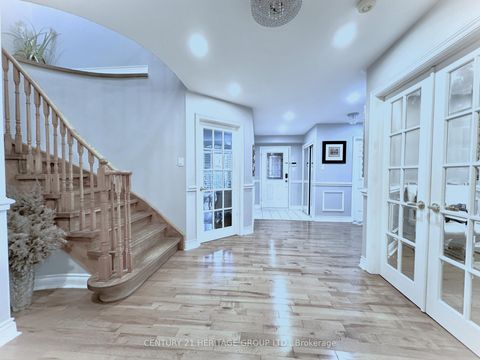 Photo 1 at 192 Covent Crescent, Aurora Highlands, Aurora