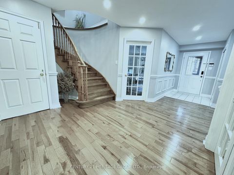 Photo 2 at 192 Covent Crescent, Aurora Highlands, Aurora