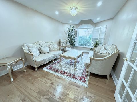 Photo 3 at 192 Covent Crescent, Aurora Highlands, Aurora