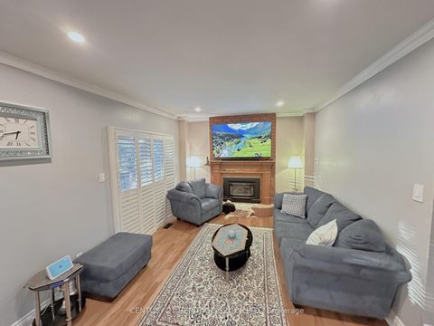 Photo 7 at 192 Covent Crescent, Aurora Highlands, Aurora