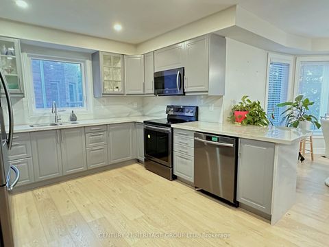 Photo 9 at 192 Covent Crescent, Aurora Highlands, Aurora