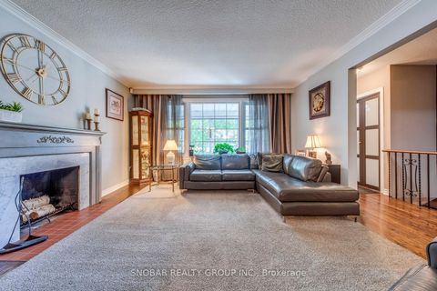 Photo 2 at 19 Deanewood Crescent, West Deane, Toronto