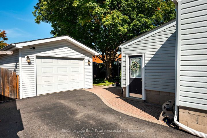 Photo 2 at 10 Normandy Boulevard, Georgetown, Halton Hills