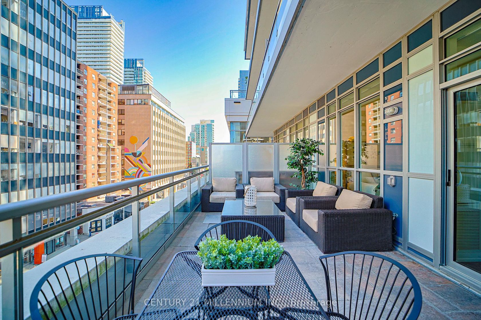 405 - 89 Dunfield Avenue, Mount Pleasant West, Toronto by Loree Meneguzzi Real Estate 405 - 89 Dunfield Avenue, Mount Pleasant West, Toronto
