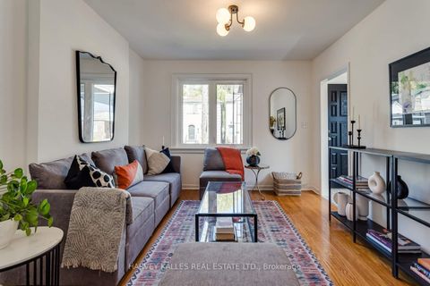 Photo 2 at 7 Mulberry Crescent, Oakwood Village, Toronto