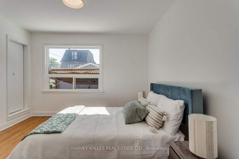 Photo 9 at 7 Mulberry Crescent, Oakwood Village, Toronto