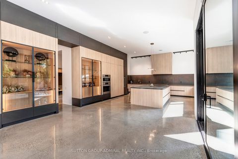 Photo 3 at 126 WOOD Lane, Mill Pond, Richmond Hill