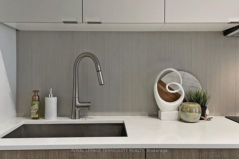 Photo 12 at 612 - 840 St Clair Avenue W, Oakwood Village, Toronto