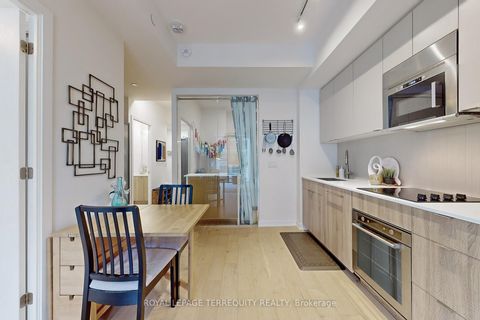 Photo 17 at 612 - 840 St Clair Avenue W, Oakwood Village, Toronto