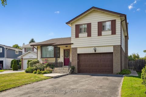 Photo 2 at 2335 Wyandotte Drive, WO West, Oakville