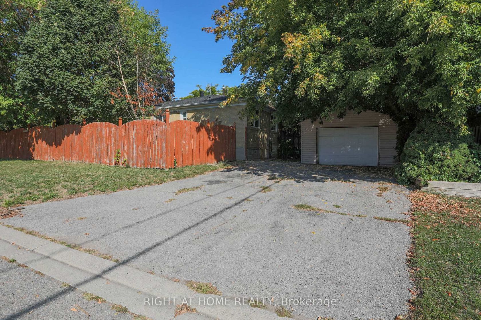 303 Blue Grass Boulevard, Crosby, Richmond Hill photo number 2