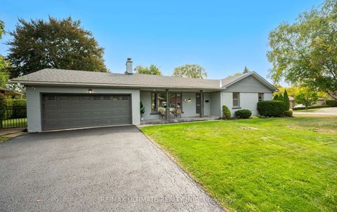 Photo 2 at 17 Fleetwell Court, Willowdale West, Toronto