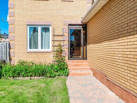 Photo 1 at 5 Mandel Crescent, Devonsleigh, Richmond Hill