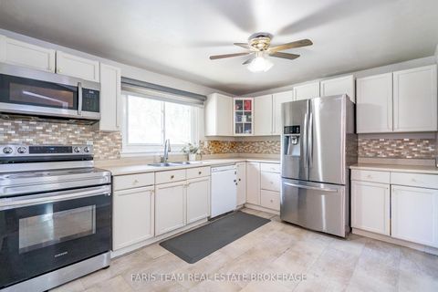 Photo 3 at 19 - 233 Innisfil Street, Allandale Centre, Barrie